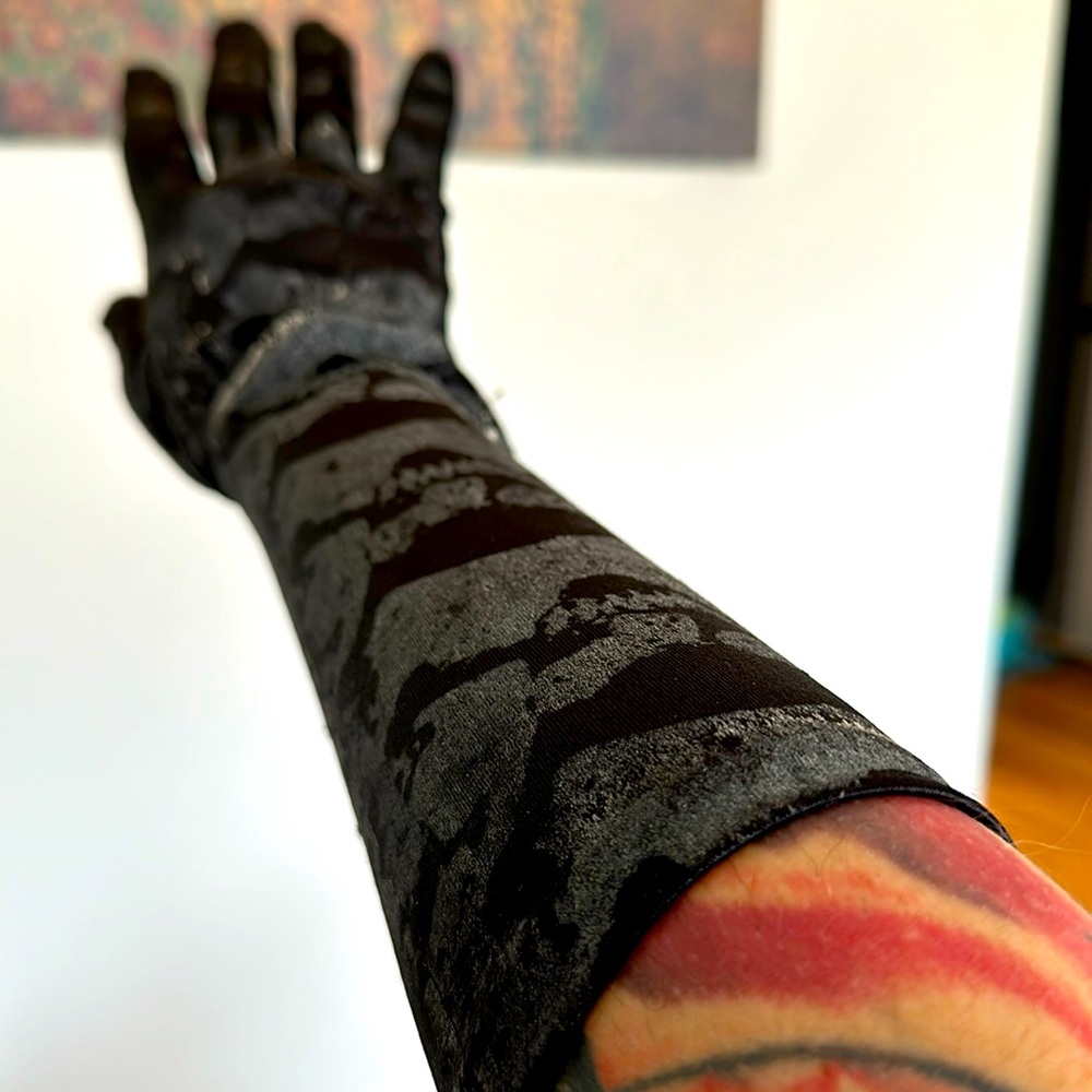 Black screen printed pirate skull gloves ☠️